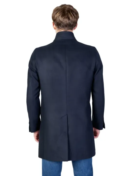 Mann trägt grauen Wintermantel