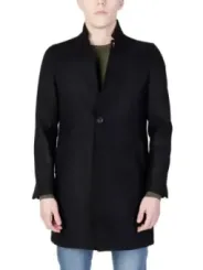 Schwarzer Wollmantel mit Jeans