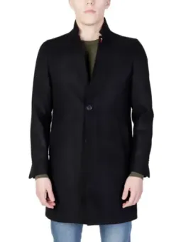 Schwarzer Wollmantel mit Jeans