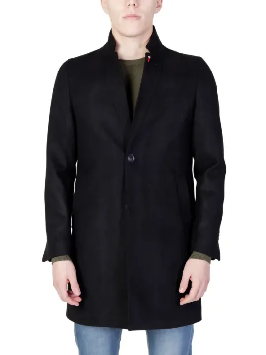 Schwarzer Wollmantel mit Jeans