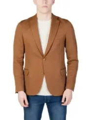 Moderner Mann im beigen Blazer