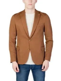 Moderner Mann im beigen Blazer