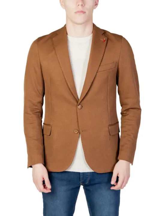 Moderner Mann im beigen Blazer