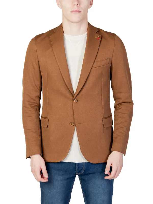 Moderner Mann im beigen Blazer