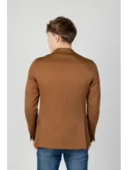 Mann trägt braune Mulish Sakkos.