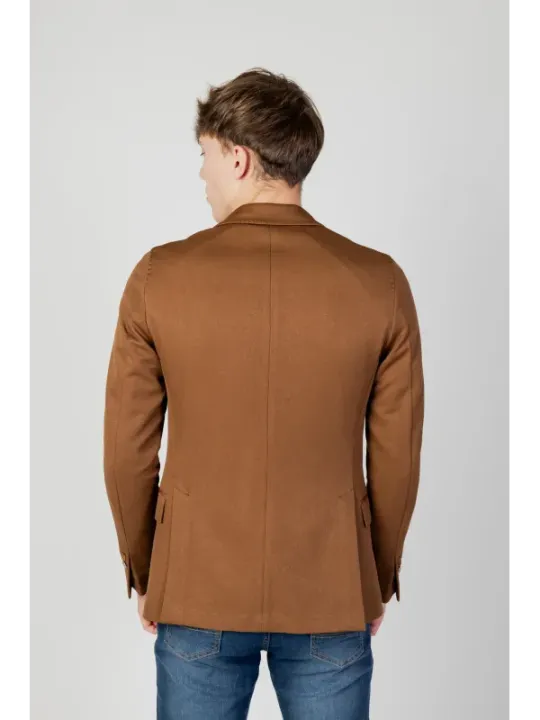 Mann trägt braune Mulish Sakkos.