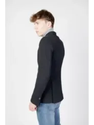 Grauer Wollmantel, klassischer Herrenstil