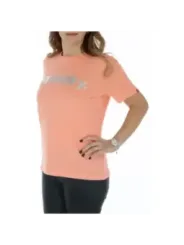 Pink Superdry T-Shirt, Frau trägt