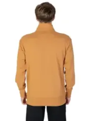 Mann trägt orangefarbenen New Balance Sweatshirt