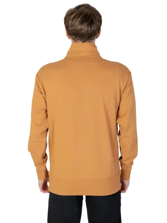 Mann trägt orangefarbenen New Balance Sweatshirt