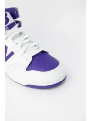 Lila und weiße New Balance Sneaker
