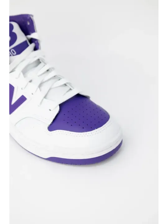 Lila und weiße New Balance Sneaker
