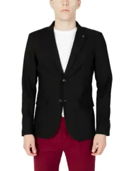 Schwarzes Sakko, roter Hosen-Look