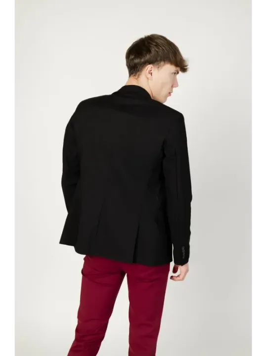 Mann im roten Sakkos-Anzug geht