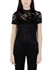 Schwarzes Spitzenoberteil mit schwarzen Hosen