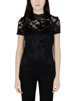 Schwarzes Spitzenoberteil mit schwarzen Hosen