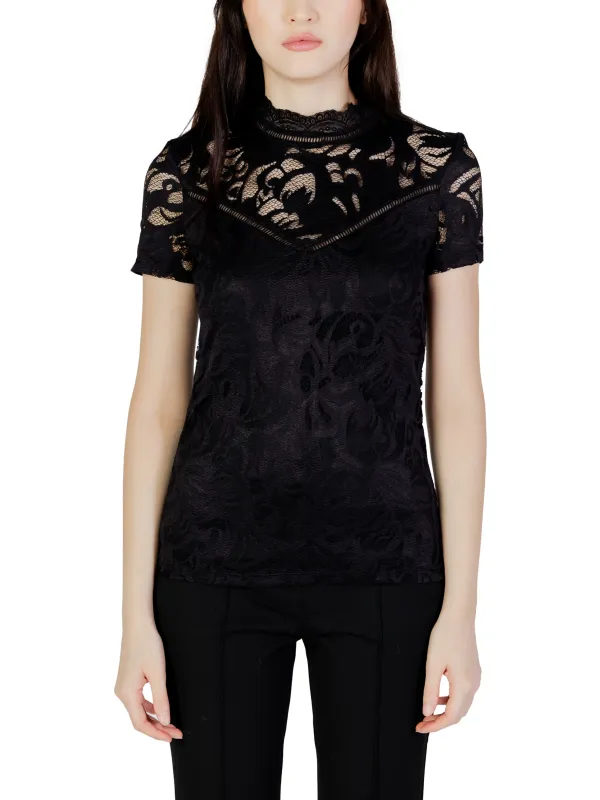 Schwarzes Spitzenoberteil mit schwarzen Hosen