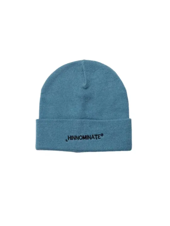 Helle blaue Strickmütze mit Logo