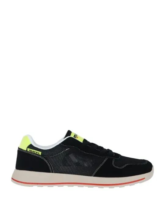 Schwarze Sneakers mit roten Akzenten