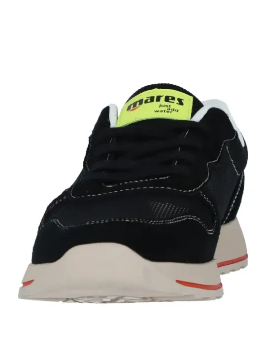 Schwarze Wasserschuhe mit dicker Sohle