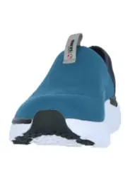 Blauer Stoff-Sneaker mit weißer Sohle