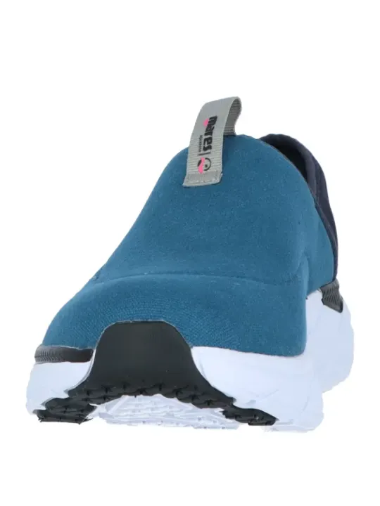 Blauer Stoff-Sneaker mit weißer Sohle