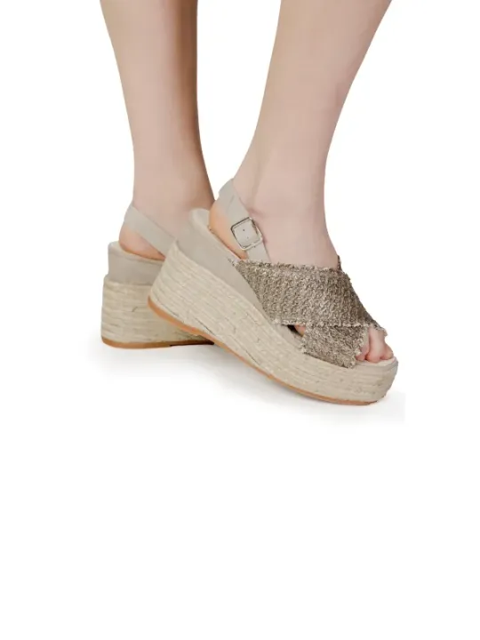 Goldene Espadrilles mit Jute-Sohle