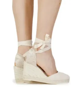 Cremefarbene Wildleder-Espadrilles mit Keilabsatz