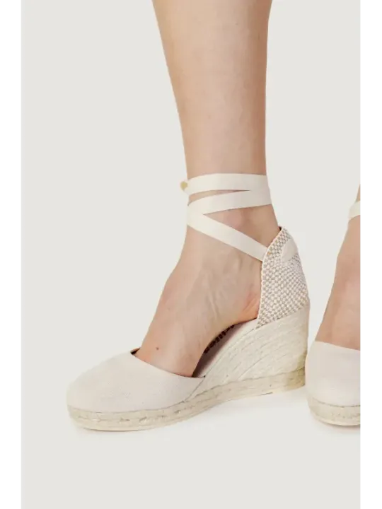 Weiße Espadrilles mit Riemchen und Strass.