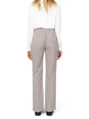 Weiße Bluse braune Karohose tragen