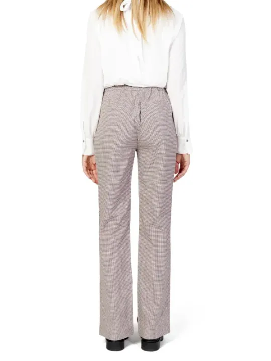 Weiße Bluse braune Karohose tragen