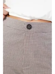 Karierte Hose mit weißem Oberteil