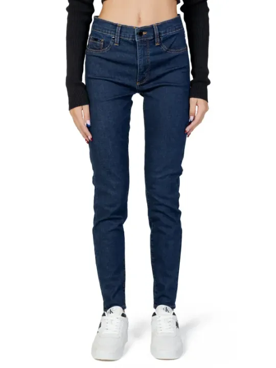 Dunkle Jeans, weißer Sneaker, Calvin Klein