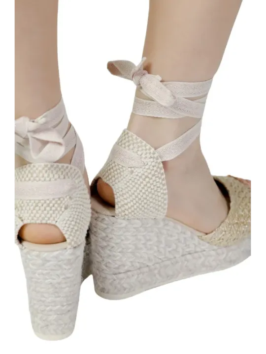 Weiße Espadrilles mit Keilabsatz