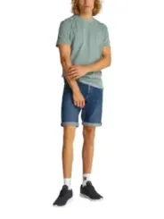 Mann trägt blaue Denim-Shorts