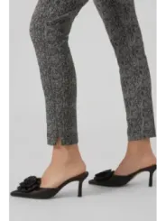 Schwarze Schuhe mit grauen Hosen