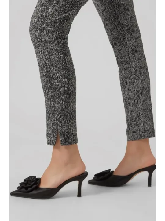 Schwarze Schuhe mit grauen Hosen