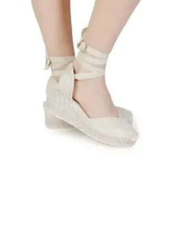 Weiße Espadrilles mit Knöchelriemen