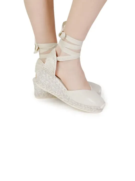 Weiße Espadrilles mit Knöchelriemen