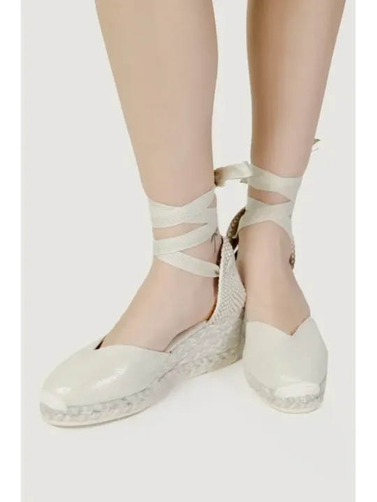 Weiße Espadrilles mit Knöchelriemen