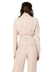 Frau trägt beigen Sandro Ferrone Blazer