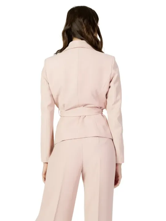 Frau trägt beigen Sandro Ferrone Blazer