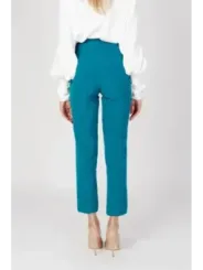 Weiße Bluse, grüne Schlaghose Silence