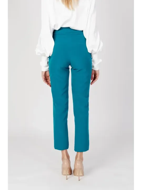 Weiße Bluse, grüne Schlaghose Silence