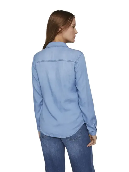 Helles Hemd mit blauen Jeans