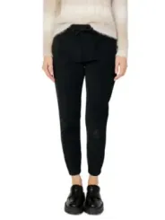 Schwarze Hosen mit cremefarbenem Pullover