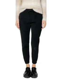 Schwarze Hosen mit cremefarbenem Pullover