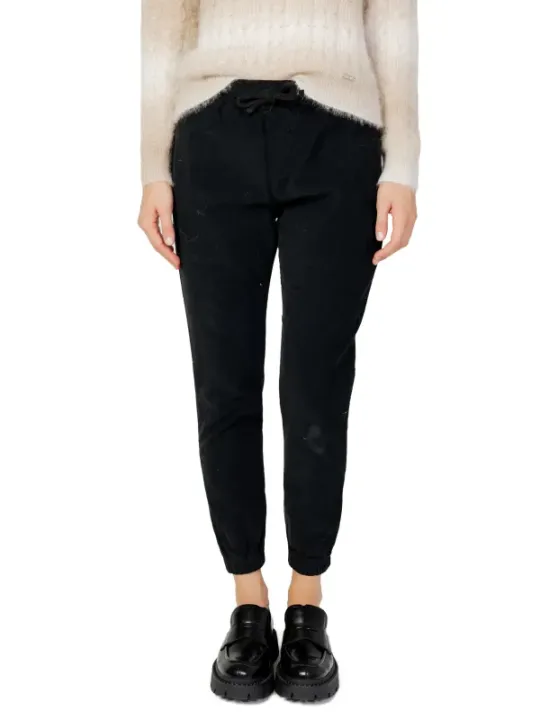 Schwarze Hosen mit cremefarbenem Pullover