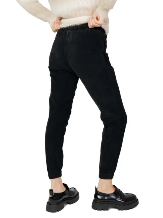 Schwarze Hosen mit hohem Bund