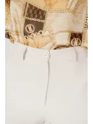 Weiße Hosen mit Kettendesign Oberteil